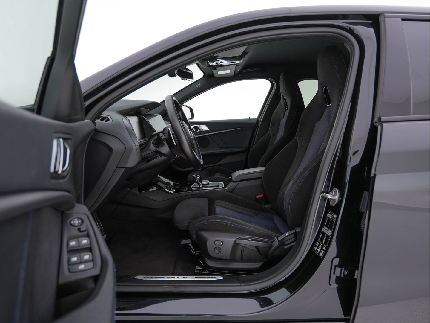 BMW 1-serie M135i xDrive M-Sportpack High Executive Aut. *ALCANTARA-MICROFIBRE | FULL-LED | HEATED-SPORTSEATS | SHIFT-PADDLES | DIGI-COCKPIT | HEAD-UP | NAVI-FULLMAP | DAB+ | PRIVACY-GLASS | AMBIENT-LIGHT | CARBON-INLAY | CARPLAY | 19''ALU*