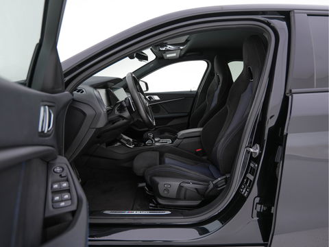 BMW 1-serie M135i xDrive M-Sportpack High Executive Aut. *ALCANTARA-MICROFIBRE | FULL-LED | HEATED-SPORTSEATS | SHIFT-PADDLES | DIGI-COCKPIT | HEAD-UP | NAVI-FULLMAP | DAB+ | PRIVACY-GLASS | AMBIENT-LIGHT | CARBON-INLAY | CARPLAY | 19''ALU*