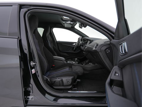 BMW 1-serie M135i xDrive M-Sportpack High Executive Aut. *ALCANTARA-MICROFIBRE | FULL-LED | HEATED-SPORTSEATS | SHIFT-PADDLES | DIGI-COCKPIT | HEAD-UP | NAVI-FULLMAP | DAB+ | PRIVACY-GLASS | AMBIENT-LIGHT | CARBON-INLAY | CARPLAY | 19''ALU*