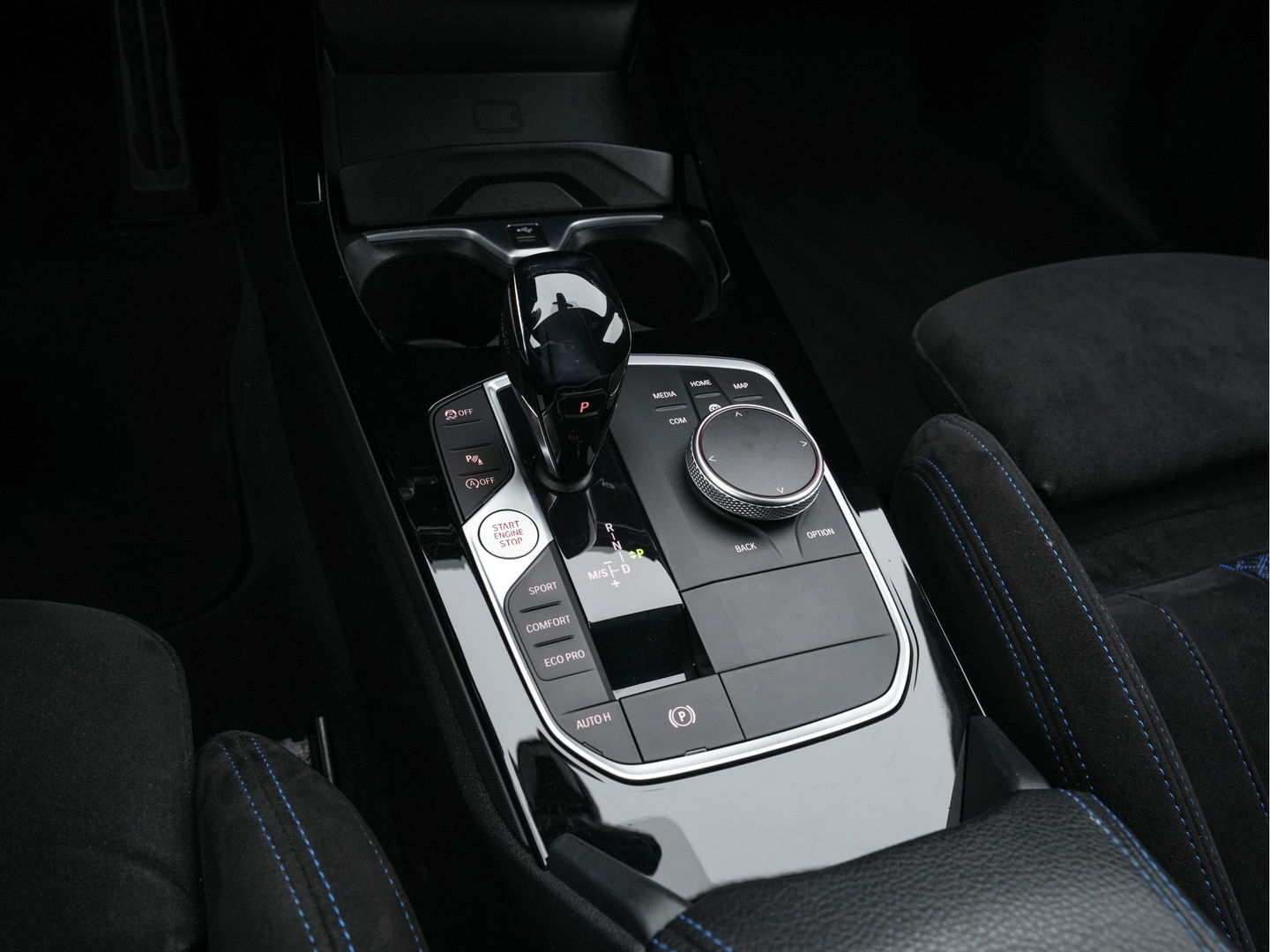 BMW 1-serie M135i xDrive M-Sportpack High Executive Aut. *ALCANTARA-MICROFIBRE | FULL-LED | HEATED-SPORTSEATS | SHIFT-PADDLES | DIGI-COCKPIT | HEAD-UP | NAVI-FULLMAP | DAB+ | PRIVACY-GLASS | AMBIENT-LIGHT | CARBON-INLAY | CARPLAY | 19''ALU*