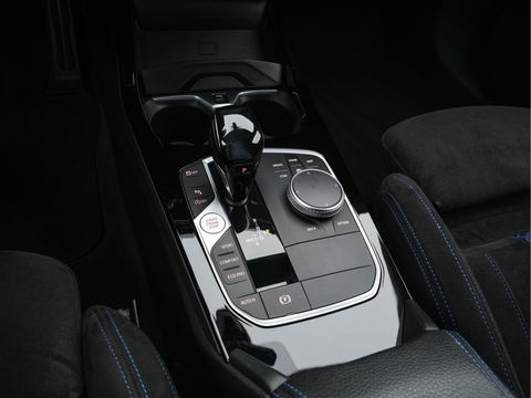 BMW 1-serie M135i xDrive M-Sportpack High Executive Aut. *ALCANTARA-MICROFIBRE | FULL-LED | HEATED-SPORTSEATS | SHIFT-PADDLES | DIGI-COCKPIT | HEAD-UP | NAVI-FULLMAP | DAB+ | PRIVACY-GLASS | AMBIENT-LIGHT | CARBON-INLAY | CARPLAY | 19''ALU*