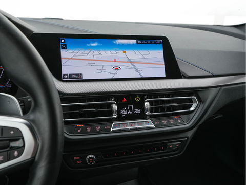 BMW 1-serie M135i xDrive M-Sportpack High Executive Aut. *ALCANTARA-MICROFIBRE | FULL-LED | HEATED-SPORTSEATS | SHIFT-PADDLES | DIGI-COCKPIT | HEAD-UP | NAVI-FULLMAP | DAB+ | PRIVACY-GLASS | AMBIENT-LIGHT | CARBON-INLAY | CARPLAY | 19''ALU*