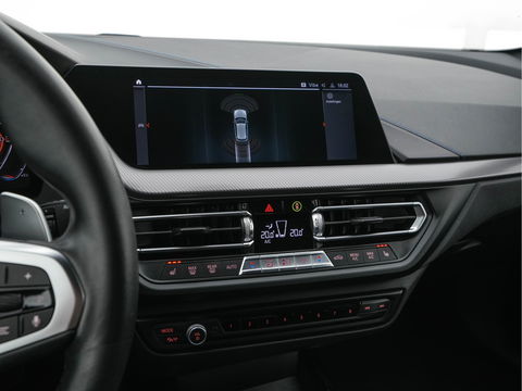 BMW 1-serie M135i xDrive M-Sportpack High Executive Aut. *ALCANTARA-MICROFIBRE | FULL-LED | HEATED-SPORTSEATS | SHIFT-PADDLES | DIGI-COCKPIT | HEAD-UP | NAVI-FULLMAP | DAB+ | PRIVACY-GLASS | AMBIENT-LIGHT | CARBON-INLAY | CARPLAY | 19''ALU*