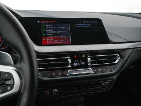 BMW 1-serie M135i xDrive M-Sportpack High Executive Aut. *ALCANTARA-MICROFIBRE | FULL-LED | HEATED-SPORTSEATS | SHIFT-PADDLES | DIGI-COCKPIT | HEAD-UP | NAVI-FULLMAP | DAB+ | PRIVACY-GLASS | AMBIENT-LIGHT | CARBON-INLAY | CARPLAY | 19''ALU*