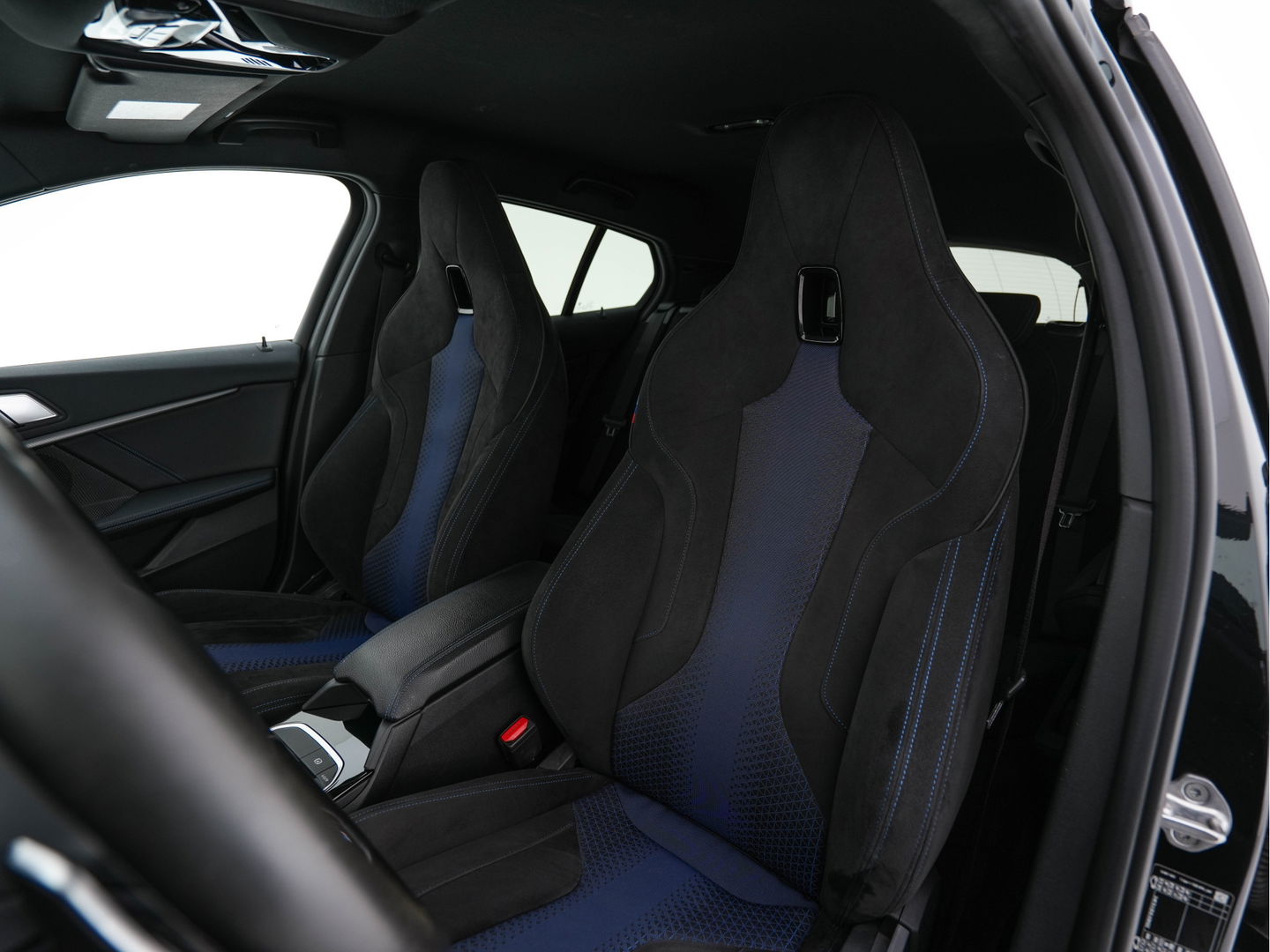 BMW 1-serie M135i xDrive M-Sportpack High Executive Aut. *ALCANTARA-MICROFIBRE | FULL-LED | HEATED-SPORTSEATS | SHIFT-PADDLES | DIGI-COCKPIT | HEAD-UP | NAVI-FULLMAP | DAB+ | PRIVACY-GLASS | AMBIENT-LIGHT | CARBON-INLAY | CARPLAY | 19''ALU*