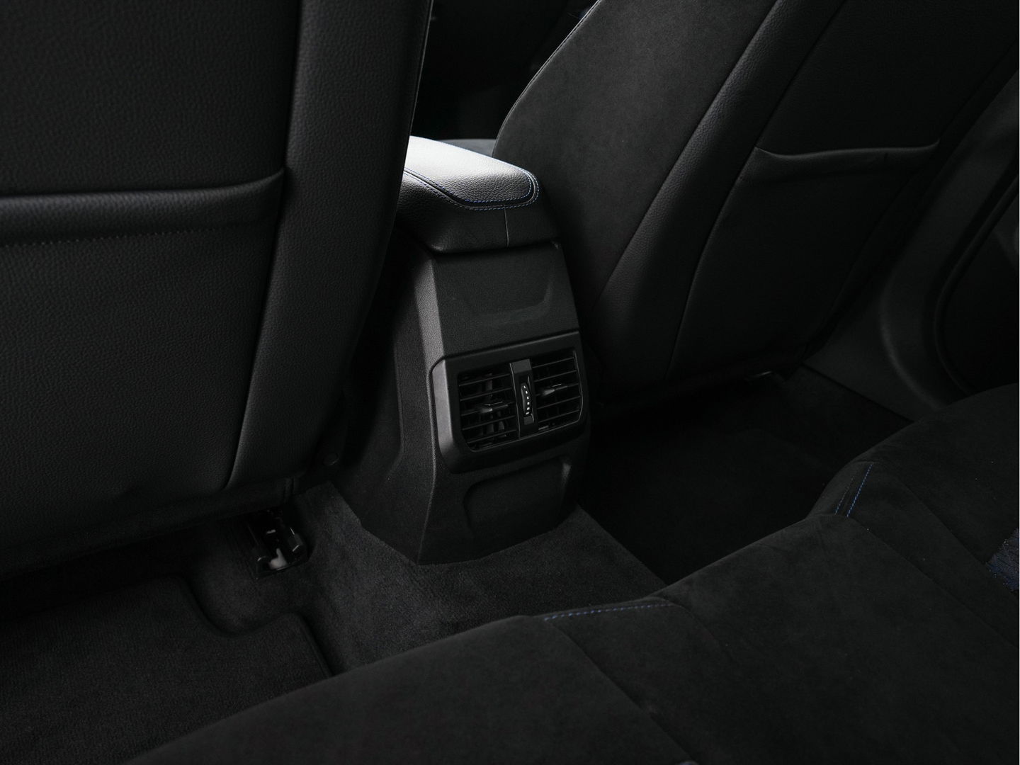 BMW 1-serie M135i xDrive M-Sportpack High Executive Aut. *ALCANTARA-MICROFIBRE | FULL-LED | HEATED-SPORTSEATS | SHIFT-PADDLES | DIGI-COCKPIT | HEAD-UP | NAVI-FULLMAP | DAB+ | PRIVACY-GLASS | AMBIENT-LIGHT | CARBON-INLAY | CARPLAY | 19''ALU*