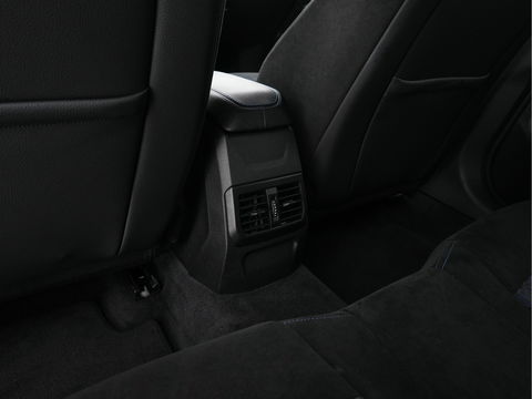 BMW 1-serie M135i xDrive M-Sportpack High Executive Aut. *ALCANTARA-MICROFIBRE | FULL-LED | HEATED-SPORTSEATS | SHIFT-PADDLES | DIGI-COCKPIT | HEAD-UP | NAVI-FULLMAP | DAB+ | PRIVACY-GLASS | AMBIENT-LIGHT | CARBON-INLAY | CARPLAY | 19''ALU*