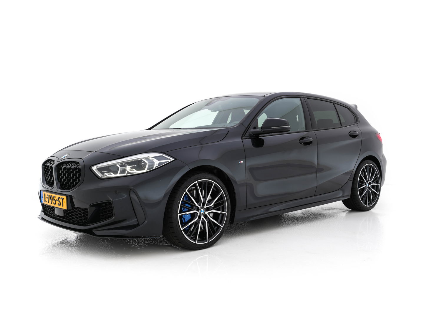 BMW 1-serie M135i xDrive M-Sportpack High Executive Aut. *ALCANTARA-MICROFIBRE | FULL-LED | HEATED-SPORTSEATS | SHIFT-PADDLES | DIGI-COCKPIT | HEAD-UP | NAVI-FULLMAP | DAB+ | PRIVACY-GLASS | AMBIENT-LIGHT | CARBON-INLAY | CARPLAY | 19''ALU*