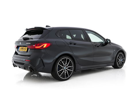 BMW 1-serie M135i xDrive M-Sportpack High Executive Aut. *ALCANTARA-MICROFIBRE | FULL-LED | HEATED-SPORTSEATS | SHIFT-PADDLES | DIGI-COCKPIT | HEAD-UP | NAVI-FULLMAP | DAB+ | PRIVACY-GLASS | AMBIENT-LIGHT | CARBON-INLAY | CARPLAY | 19''ALU*