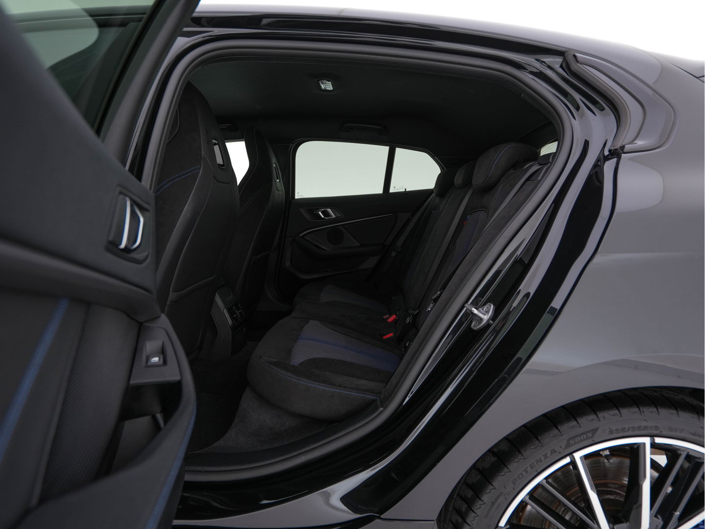 BMW 1-serie M135i xDrive M-Sportpack High Executive Aut. *ALCANTARA-MICROFIBRE | FULL-LED | HEATED-SPORTSEATS | SHIFT-PADDLES | DIGI-COCKPIT | HEAD-UP | NAVI-FULLMAP | DAB+ | PRIVACY-GLASS | AMBIENT-LIGHT | CARBON-INLAY | CARPLAY | 19''ALU*