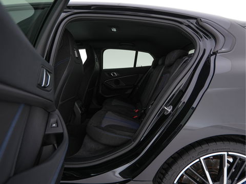 BMW 1-serie M135i xDrive M-Sportpack High Executive Aut. *ALCANTARA-MICROFIBRE | FULL-LED | HEATED-SPORTSEATS | SHIFT-PADDLES | DIGI-COCKPIT | HEAD-UP | NAVI-FULLMAP | DAB+ | PRIVACY-GLASS | AMBIENT-LIGHT | CARBON-INLAY | CARPLAY | 19''ALU*