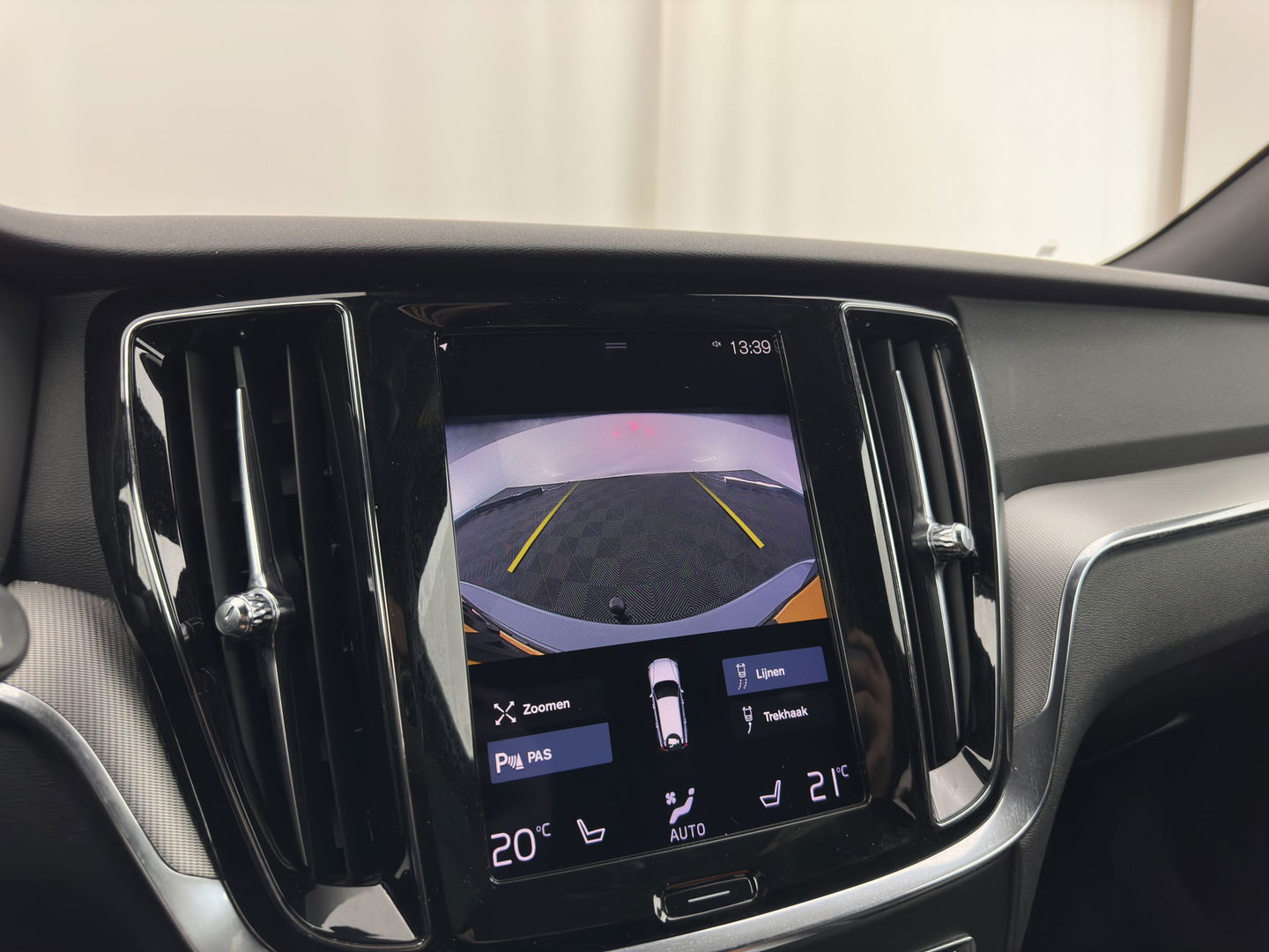 Volvo V60 2.0 B3 R-Design (INCL.BTW) *LEATHER-FABRIC | FULL-LED | MEMORY-PACK | HEATED-SPORTSEATS | LANE-ASSIST | NAVI-FULLMAP | CAMERA | DAB+ | PRIVACY-GLASS | ECC | PDC | 19''ALU*