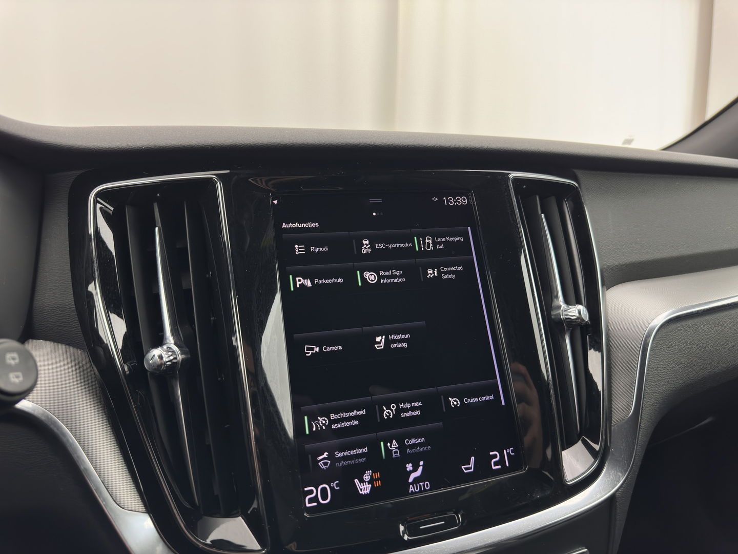 Volvo V60 2.0 B3 R-Design (INCL.BTW) *LEATHER-FABRIC | FULL-LED | MEMORY-PACK | HEATED-SPORTSEATS | LANE-ASSIST | NAVI-FULLMAP | CAMERA | DAB+ | PRIVACY-GLASS | ECC | PDC | 19''ALU*