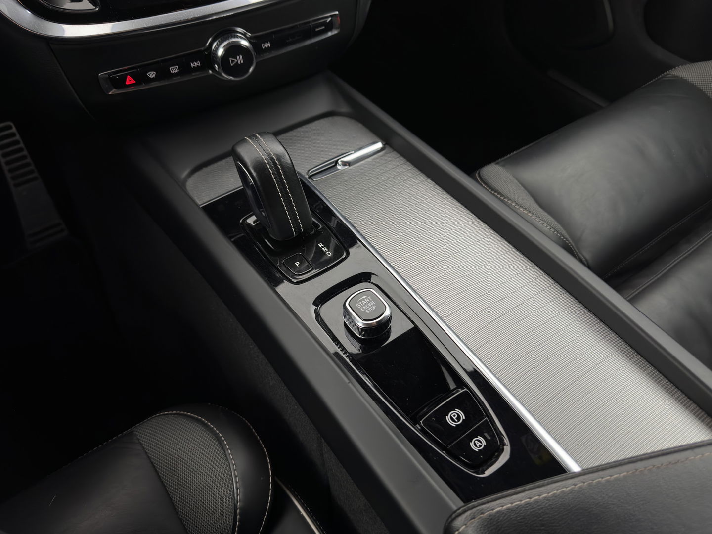 Volvo V60 2.0 B3 R-Design (INCL.BTW) *LEATHER-FABRIC | FULL-LED | MEMORY-PACK | HEATED-SPORTSEATS | LANE-ASSIST | NAVI-FULLMAP | CAMERA | DAB+ | PRIVACY-GLASS | ECC | PDC | 19''ALU*