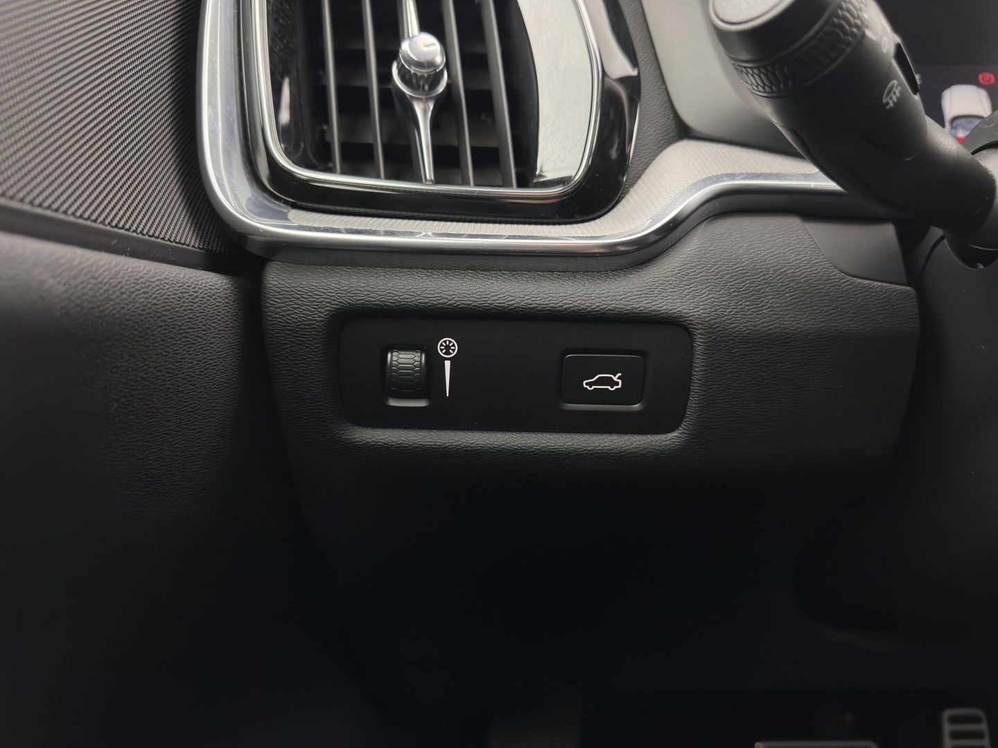 Volvo V60 2.0 B3 R-Design (INCL.BTW) *LEATHER-FABRIC | FULL-LED | MEMORY-PACK | HEATED-SPORTSEATS | LANE-ASSIST | NAVI-FULLMAP | CAMERA | DAB+ | PRIVACY-GLASS | ECC | PDC | 19''ALU*