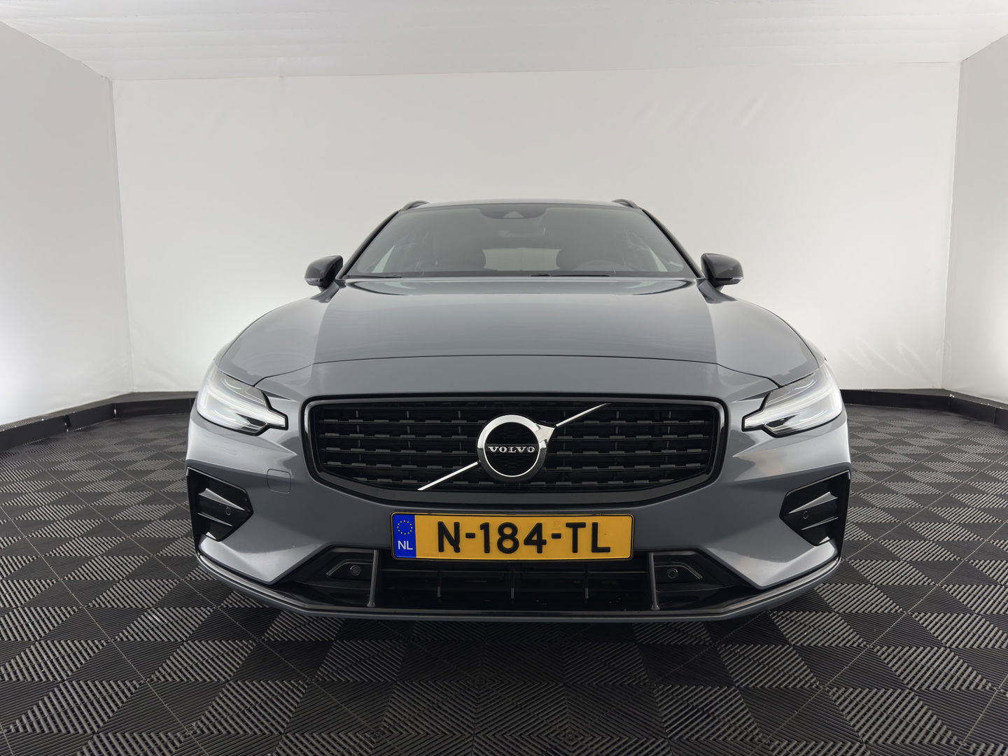 Volvo V60 2.0 B3 R-Design (INCL.BTW) *LEATHER-FABRIC | FULL-LED | MEMORY-PACK | HEATED-SPORTSEATS | LANE-ASSIST | NAVI-FULLMAP | CAMERA | DAB+ | PRIVACY-GLASS | ECC | PDC | 19''ALU*