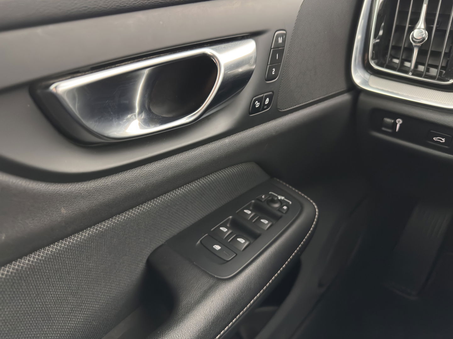 Volvo V60 2.0 B3 R-Design (INCL.BTW) *LEATHER-FABRIC | FULL-LED | MEMORY-PACK | HEATED-SPORTSEATS | LANE-ASSIST | NAVI-FULLMAP | CAMERA | DAB+ | PRIVACY-GLASS | ECC | PDC | 19''ALU*