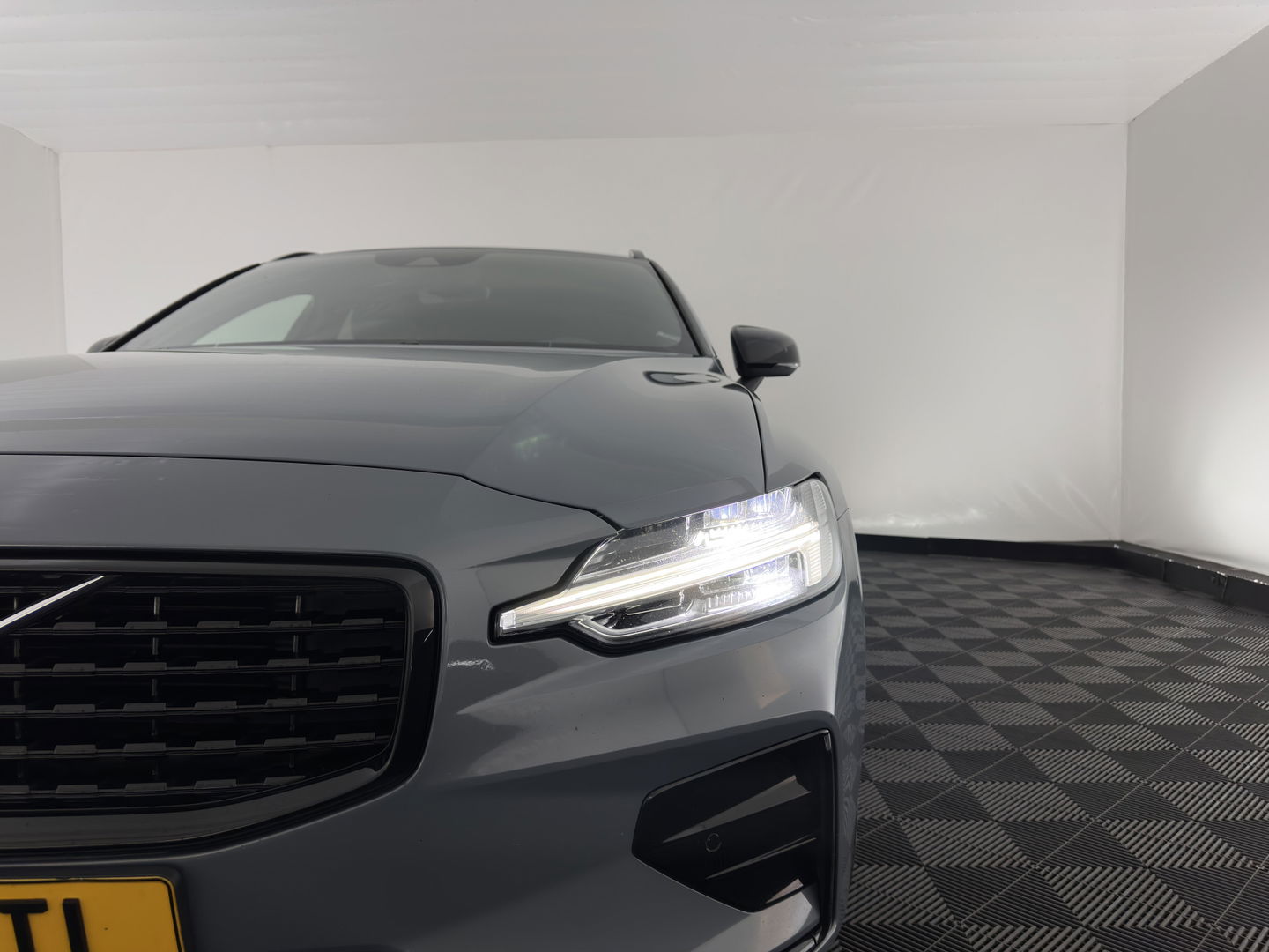 Volvo V60 2.0 B3 R-Design (INCL.BTW) *LEATHER-FABRIC | FULL-LED | MEMORY-PACK | HEATED-SPORTSEATS | LANE-ASSIST | NAVI-FULLMAP | CAMERA | DAB+ | PRIVACY-GLASS | ECC | PDC | 19''ALU*