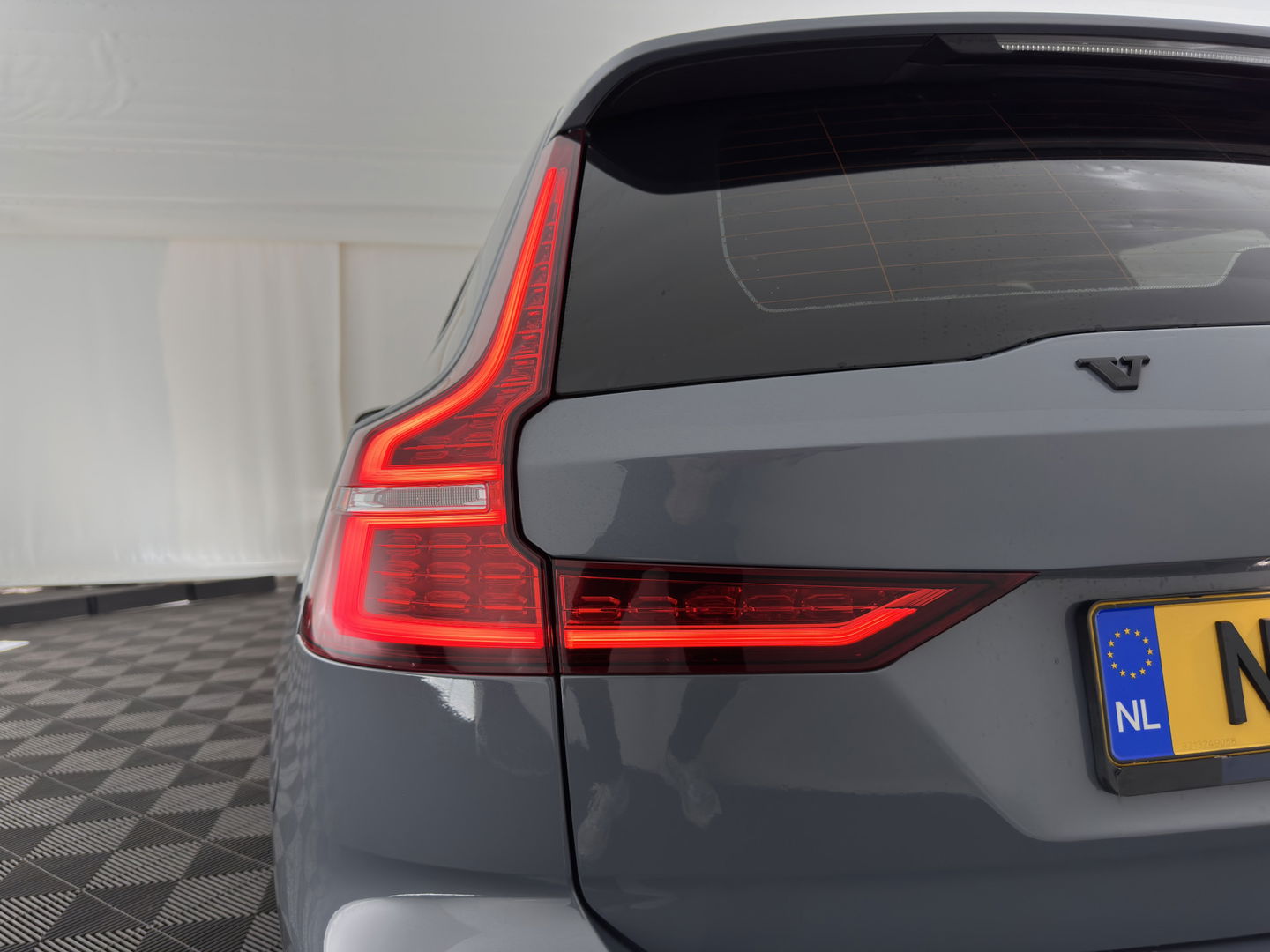 Volvo V60 2.0 B3 R-Design (INCL.BTW) *LEATHER-FABRIC | FULL-LED | MEMORY-PACK | HEATED-SPORTSEATS | LANE-ASSIST | NAVI-FULLMAP | CAMERA | DAB+ | PRIVACY-GLASS | ECC | PDC | 19''ALU*