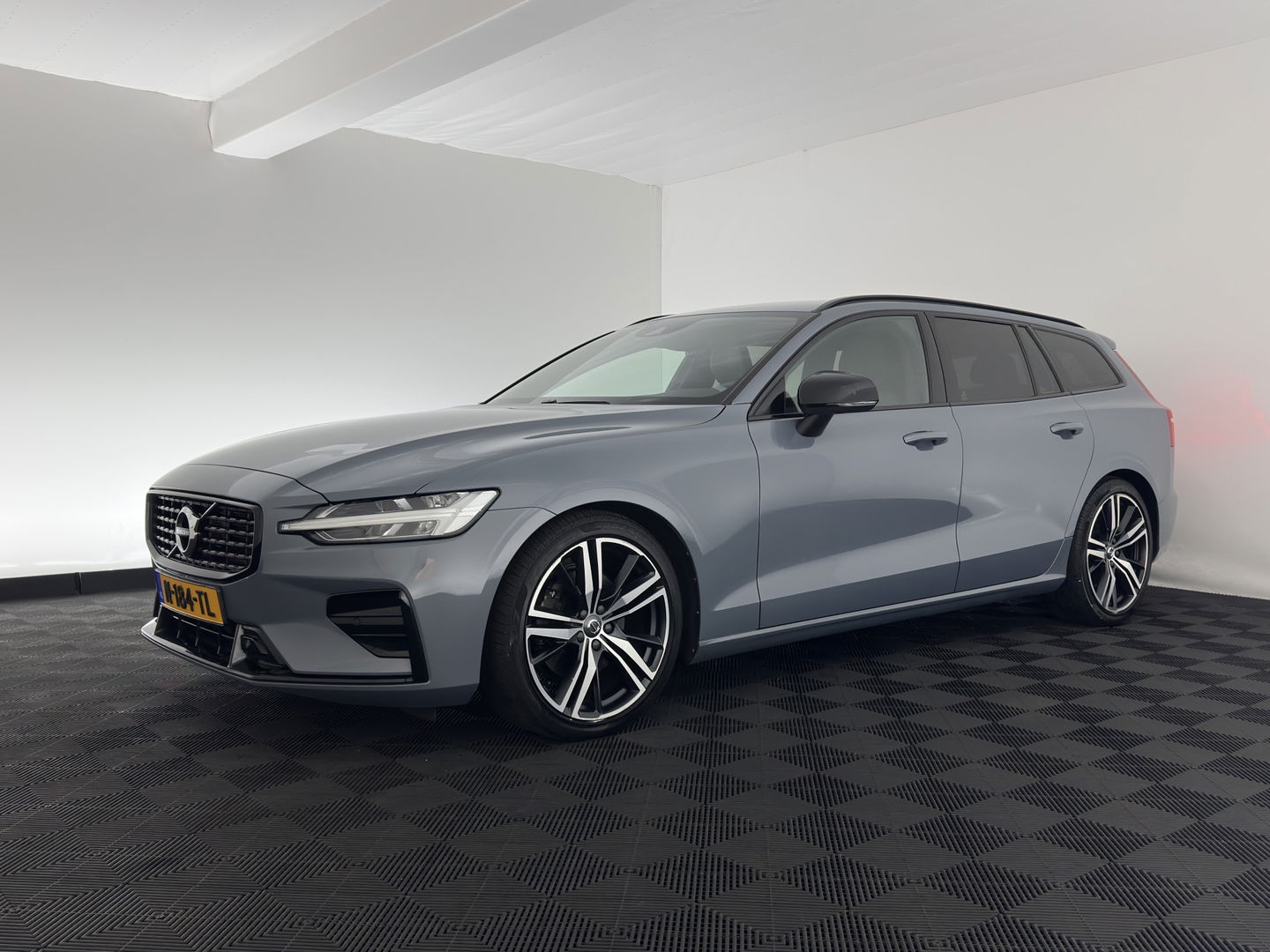 Volvo V60 2.0 B3 R-Design (INCL.BTW) *LEATHER-FABRIC | FULL-LED | MEMORY-PACK | HEATED-SPORTSEATS | LANE-ASSIST | NAVI-FULLMAP | CAMERA | DAB+ | PRIVACY-GLASS | ECC | PDC | 19''ALU*