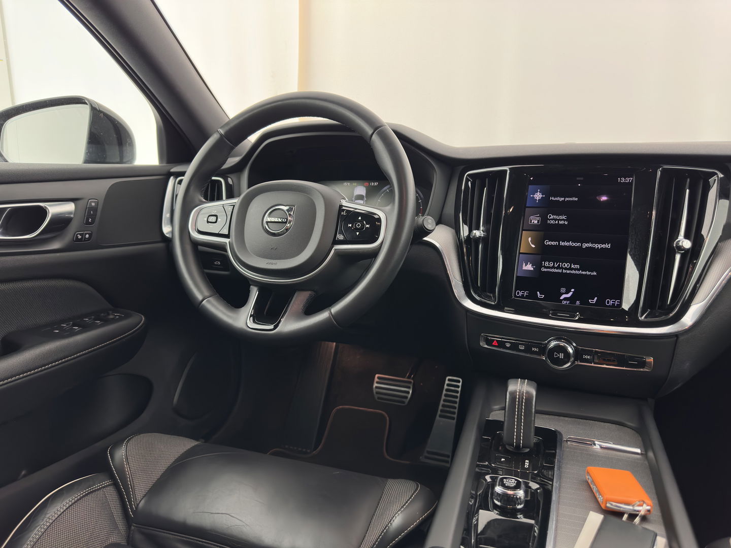 Volvo V60 2.0 B3 R-Design (INCL.BTW) *LEATHER-FABRIC | FULL-LED | MEMORY-PACK | HEATED-SPORTSEATS | LANE-ASSIST | NAVI-FULLMAP | CAMERA | DAB+ | PRIVACY-GLASS | ECC | PDC | 19''ALU*