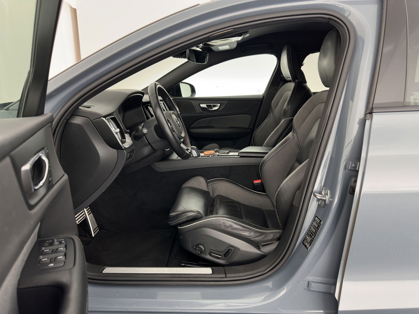 Volvo V60 2.0 B3 R-Design (INCL.BTW) *LEATHER-FABRIC | FULL-LED | MEMORY-PACK | HEATED-SPORTSEATS | LANE-ASSIST | NAVI-FULLMAP | CAMERA | DAB+ | PRIVACY-GLASS | ECC | PDC | 19''ALU*