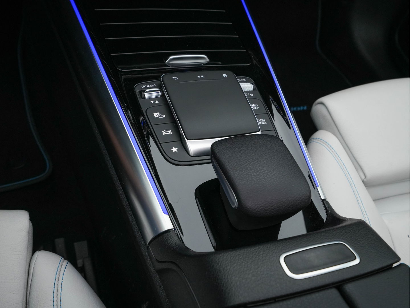 Mercedes-Benz EQA 250 Edition-1 Sport-Pack 67 kWh [ 3-Fase ] {SOH-95% } *PANO | HEAD-UP | DISTRONIC-PLUS | BURMESTER-AUDIO | WIDE-SCREEN-DIGI-COCKPIT | FULL-LED | FUFLL-LEATHER | MEMORY-PACK | TOP-VIEW | NAVI-FULLMAP | DAB+ | KEYLESS | HEATED-SPORTSEAT