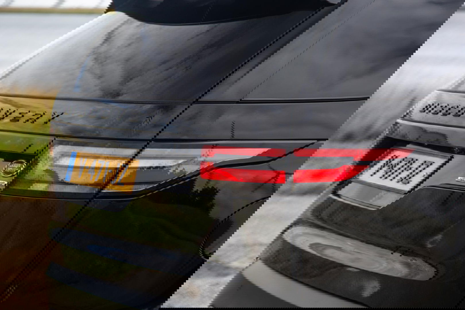 Land Rover Discovery 3.0 Td6 HSE GRIJS KENTEKEN / LEER / NAVI / LUCHTVERING / PANO / TREKHAAK