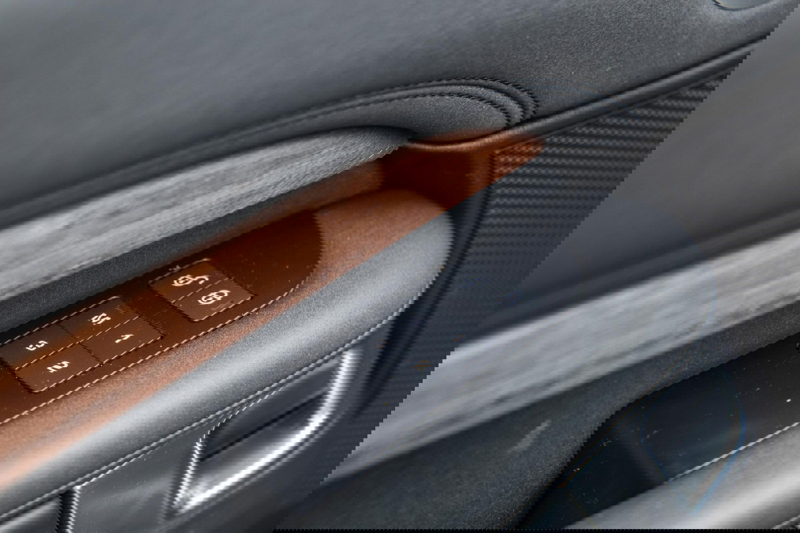 Land Rover Discovery 3.0 Td6 HSE GRIJS KENTEKEN / LEER / NAVI / LUCHTVERING / PANO / TREKHAAK