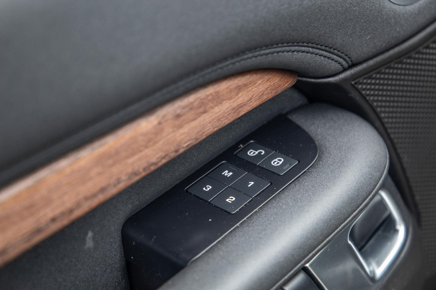 Land Rover Discovery 3.0 Td6 HSE GRIJS KENTEKEN / LEER / NAVI / LUCHTVERING / PANO / TREKHAAK