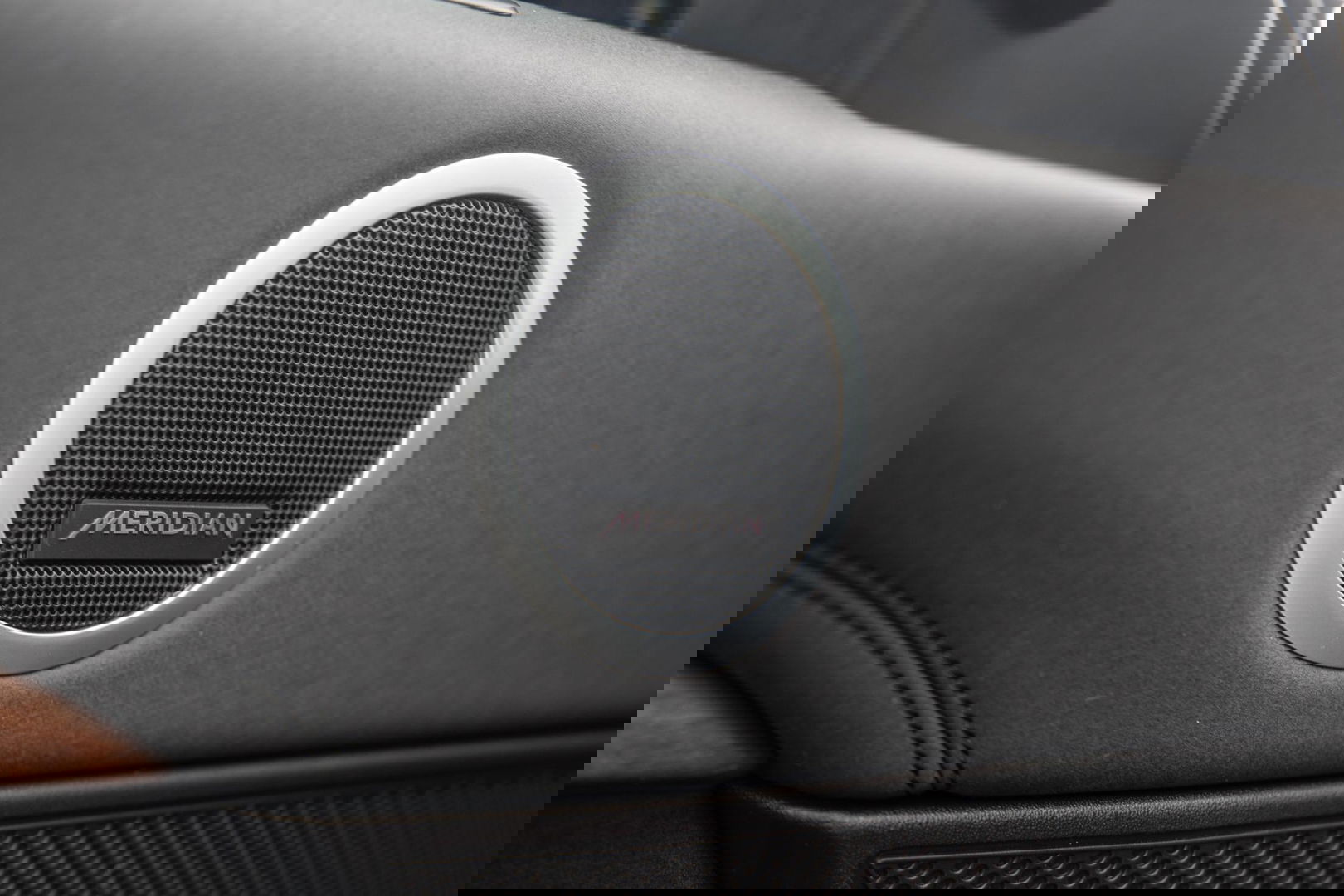 Land Rover Discovery 3.0 Td6 HSE GRIJS KENTEKEN / LEER / NAVI / LUCHTVERING / PANO / TREKHAAK