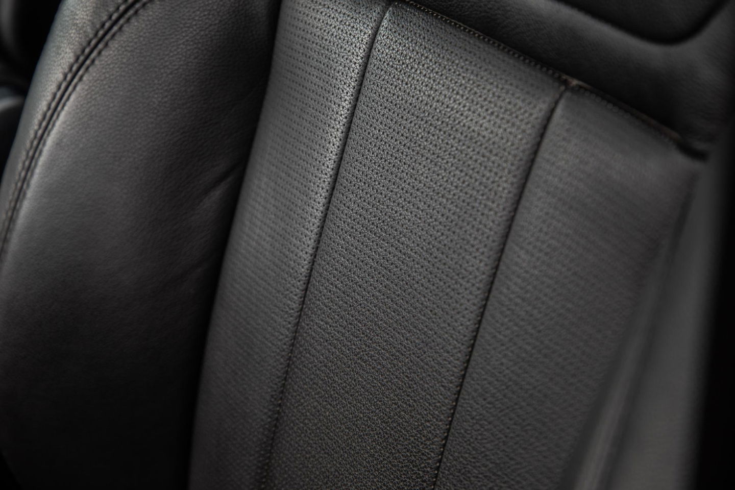 Land Rover Discovery 3.0 Td6 HSE GRIJS KENTEKEN / LEER / NAVI / LUCHTVERING / PANO / TREKHAAK