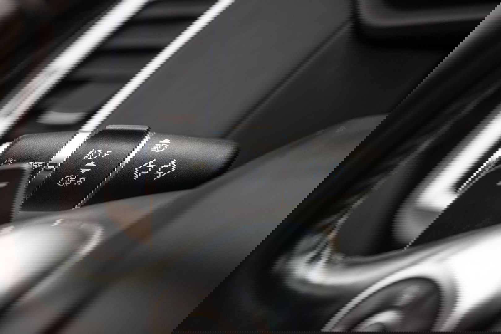 Land Rover Discovery 3.0 Td6 HSE GRIJS KENTEKEN / LEER / NAVI / LUCHTVERING / PANO / TREKHAAK