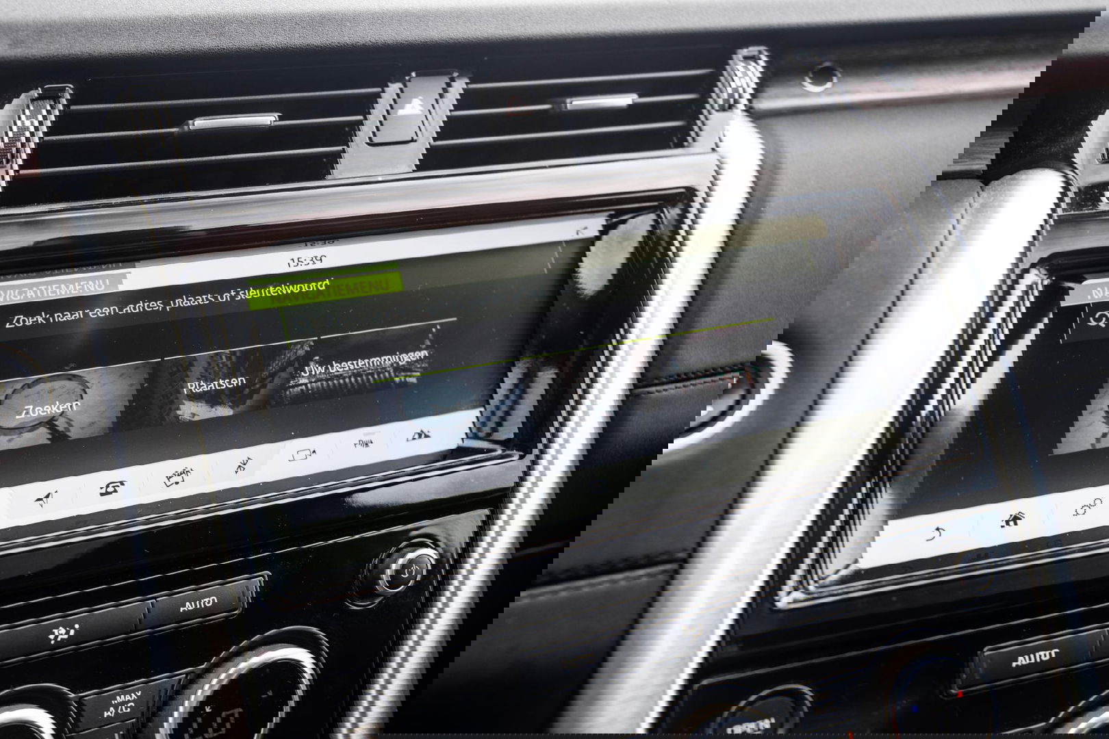 Land Rover Discovery 3.0 Td6 HSE GRIJS KENTEKEN / LEER / NAVI / LUCHTVERING / PANO / TREKHAAK