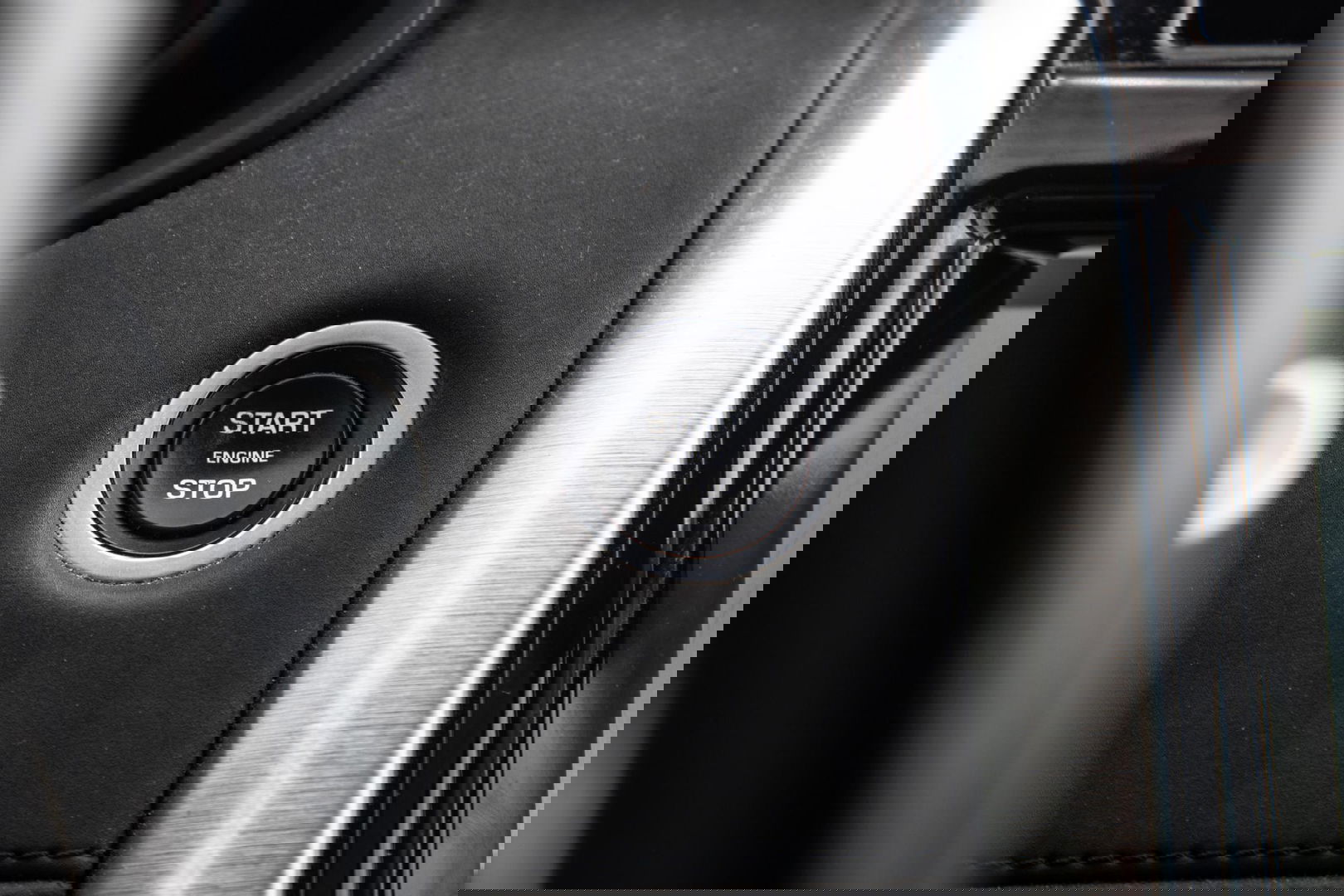 Land Rover Discovery 3.0 Td6 HSE GRIJS KENTEKEN / LEER / NAVI / LUCHTVERING / PANO / TREKHAAK