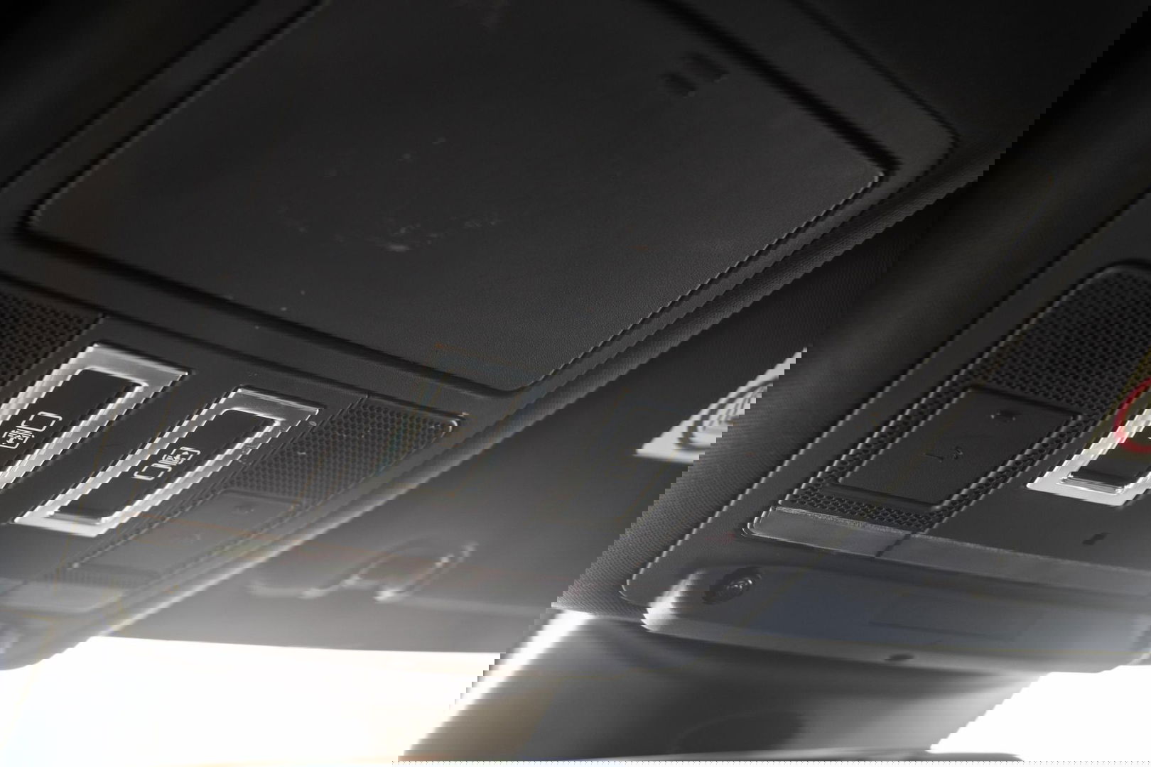 Land Rover Discovery 3.0 Td6 HSE GRIJS KENTEKEN / LEER / NAVI / LUCHTVERING / PANO / TREKHAAK