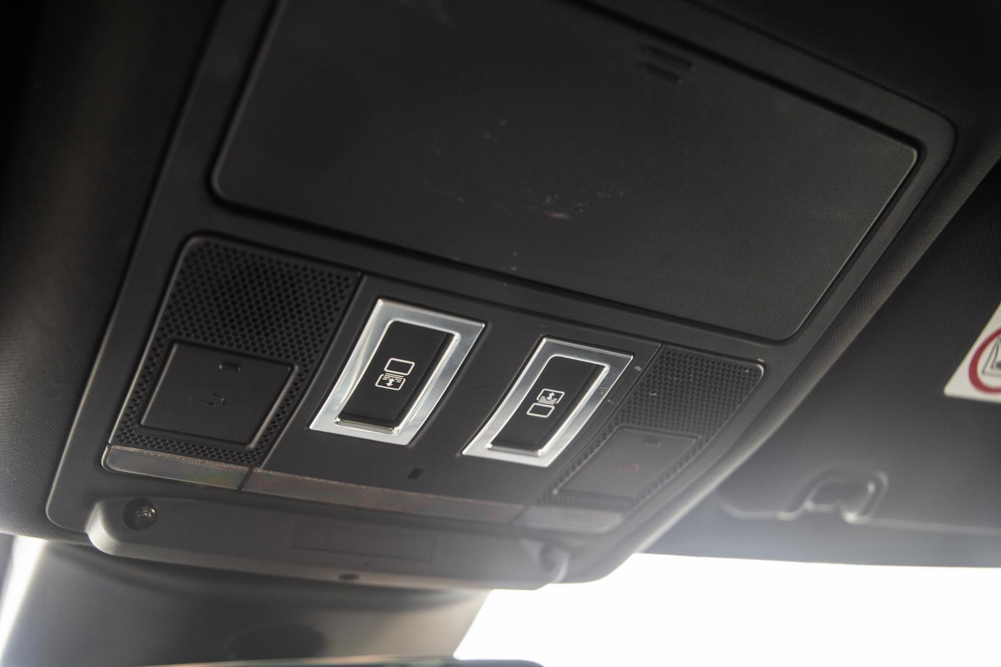 Land Rover Discovery 3.0 Td6 HSE GRIJS KENTEKEN / LEER / NAVI / LUCHTVERING / PANO / TREKHAAK