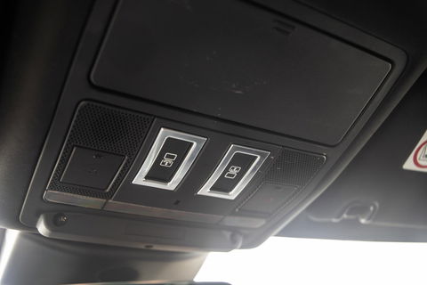 Land Rover Discovery 3.0 Td6 HSE GRIJS KENTEKEN / LEER / NAVI / LUCHTVERING / PANO / TREKHAAK