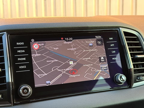 Škoda Karoq 1.5 TSI ACT Style | Automaat! | Apple Carplay | Android Auto | Camera | Navigatie | Stoelverwarming | Elektrische Achterklep | DAB | Adaptieve Cruise Control | Sfeerverlichting |