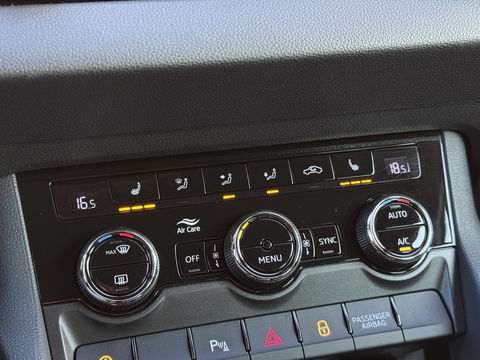 Škoda Karoq 1.5 TSI ACT Style | Automaat! | Apple Carplay | Android Auto | Camera | Navigatie | Stoelverwarming | Elektrische Achterklep | DAB | Adaptieve Cruise Control | Sfeerverlichting |