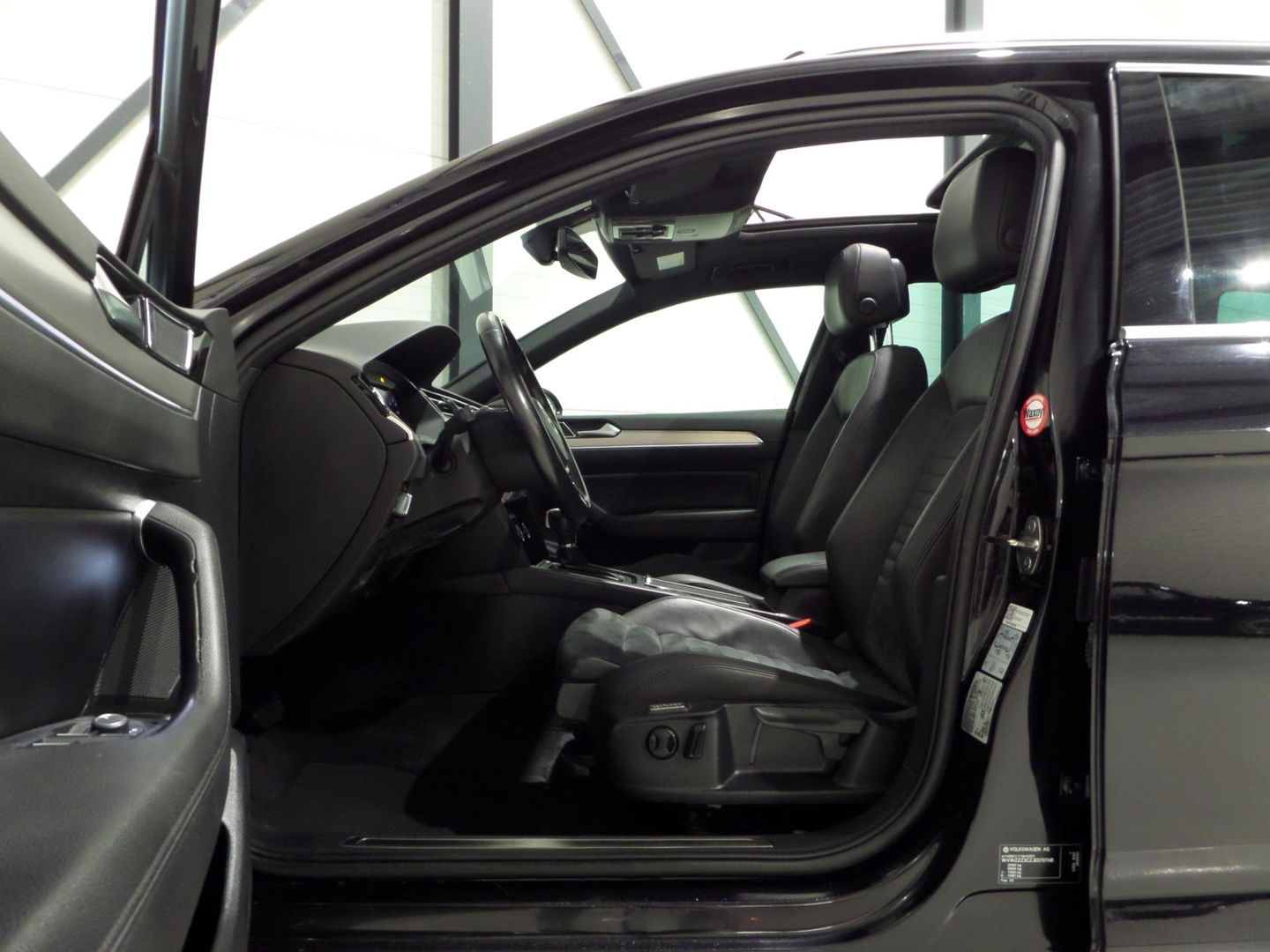 Volkswagen Passat Variant 1.4 TSI ACT Highline Business R-Line "Origineel NL!" Automaat! Pano Trekhaak Virtual Camera Stoelverwarm