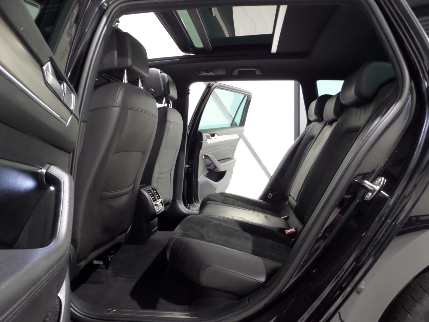 Volkswagen Passat Variant 1.4 TSI ACT Highline Business R-Line "Origineel NL!" Automaat! Pano Trekhaak Virtual Camera Stoelverwarm