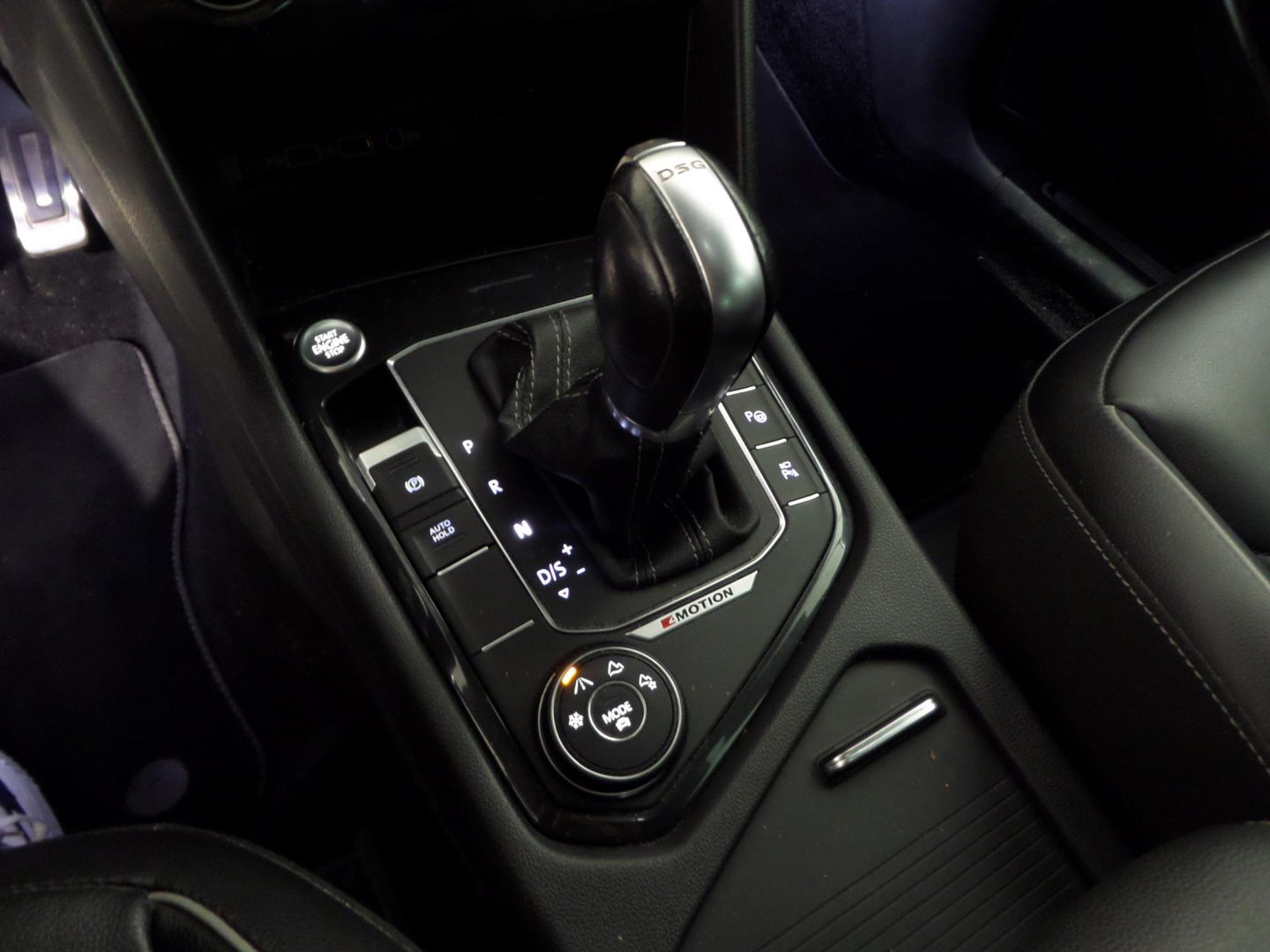 Volkswagen Tiguan 2.0 TSI DSG 4Motion Highline "2X R-Line" Pano Trekhaak Virtual Carplay 360Camera Leer Head-up Adaptive-cruise