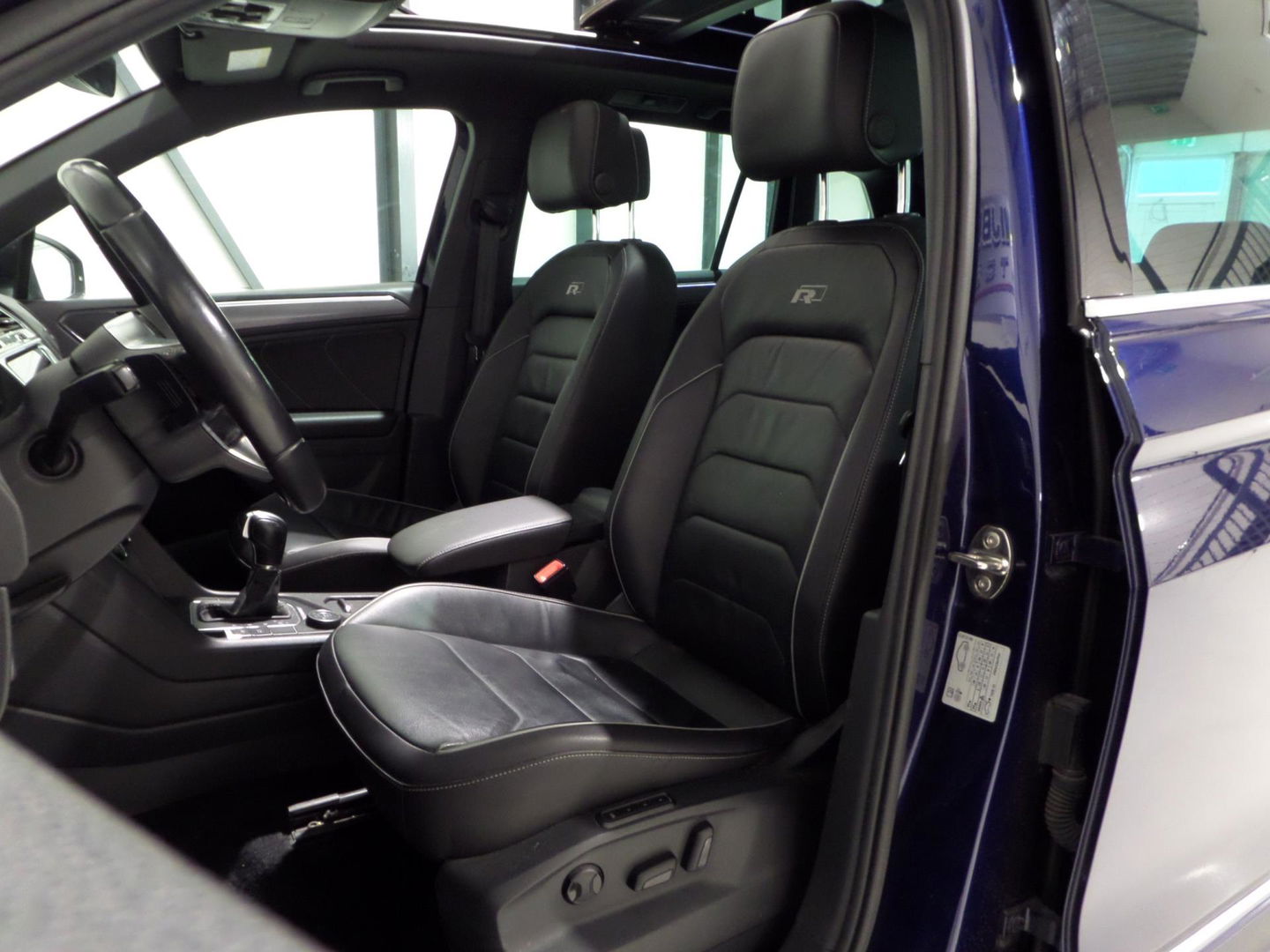 Volkswagen Tiguan 2.0 TSI DSG 4Motion Highline "2X R-Line" Pano Trekhaak Virtual Carplay 360Camera Leer Head-up Adaptive-cruise