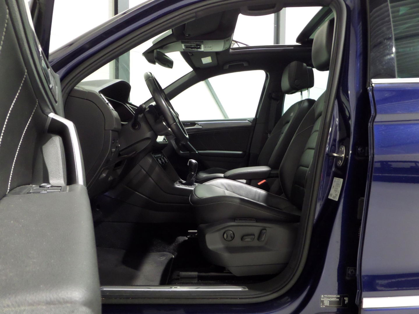 Volkswagen Tiguan 2.0 TSI DSG 4Motion Highline "2X R-Line" Pano Trekhaak Virtual Carplay 360Camera Leer Head-up Adaptive-cruise