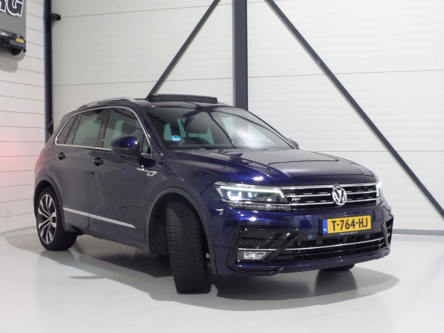 Volkswagen Tiguan 2.0 TSI DSG 4Motion Highline "2X R-Line" Pano Trekhaak Virtual Carplay 360Camera Leer Head-up Adaptive-cruise