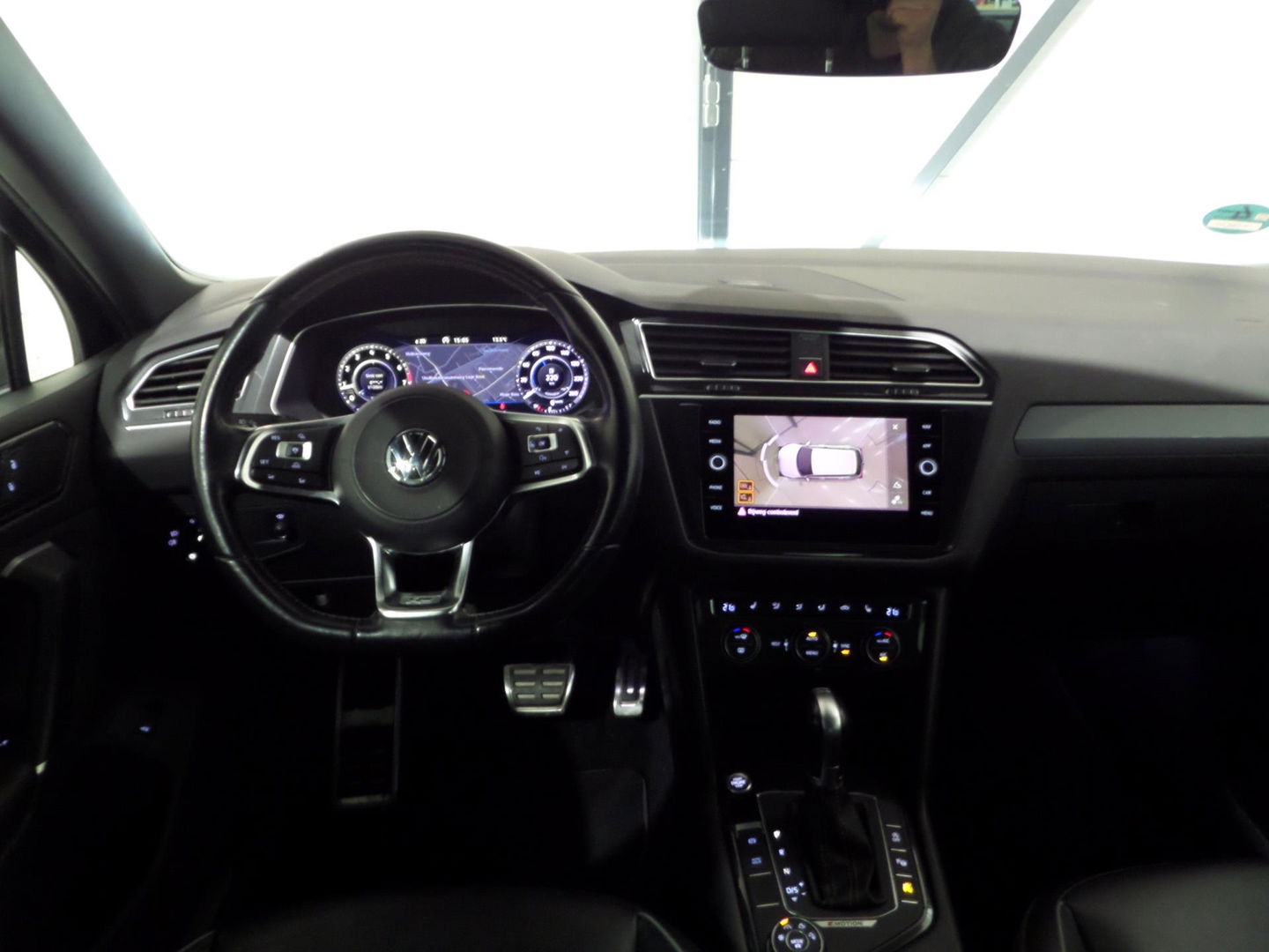 Volkswagen Tiguan 2.0 TSI DSG 4Motion Highline "2X R-Line" Pano Trekhaak Virtual Carplay 360Camera Leer Head-up Adaptive-cruise