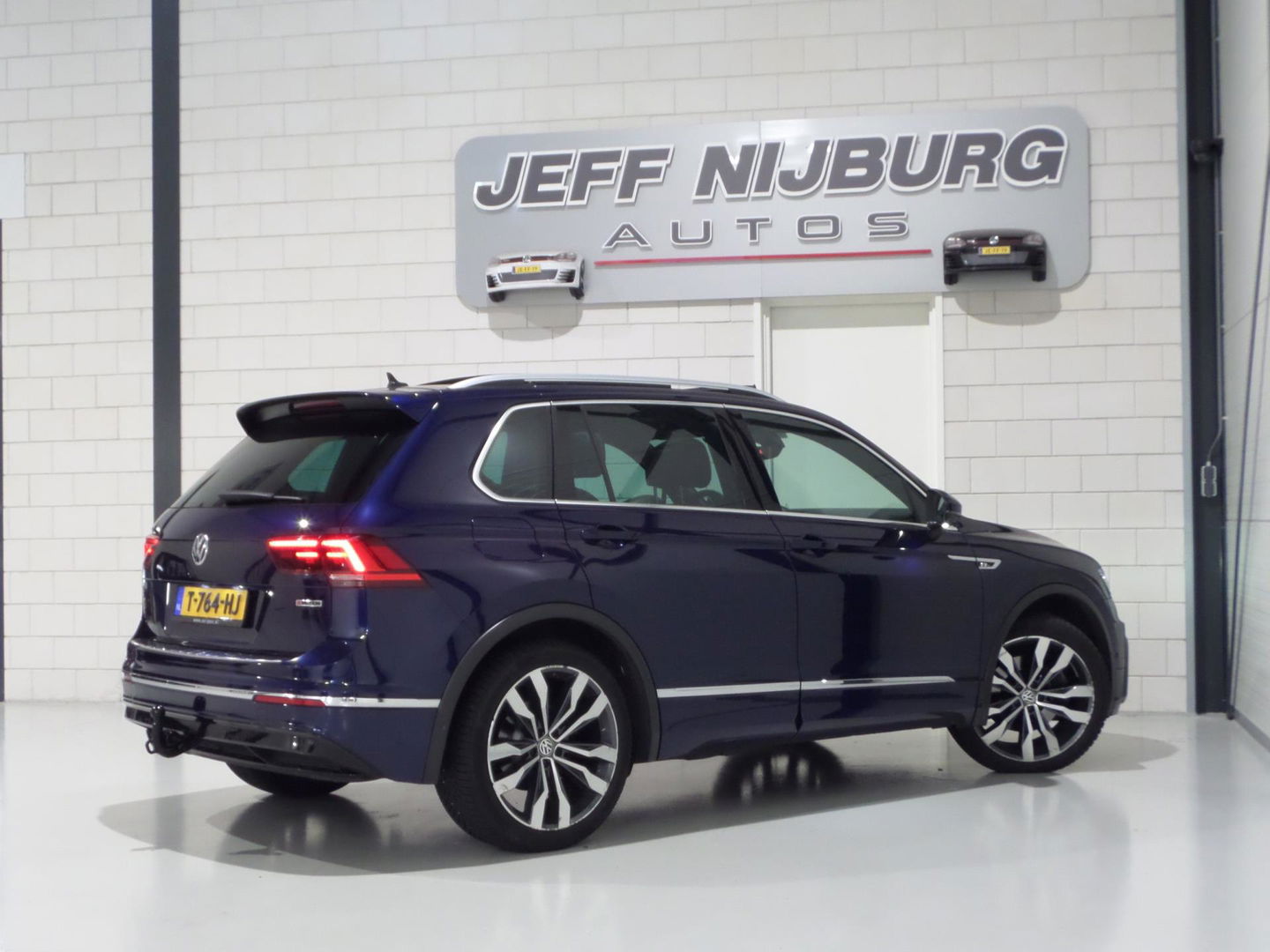 Volkswagen Tiguan 2.0 TSI DSG 4Motion Highline "2X R-Line" Pano Trekhaak Virtual Carplay 360Camera Leer Head-up Adaptive-cruise