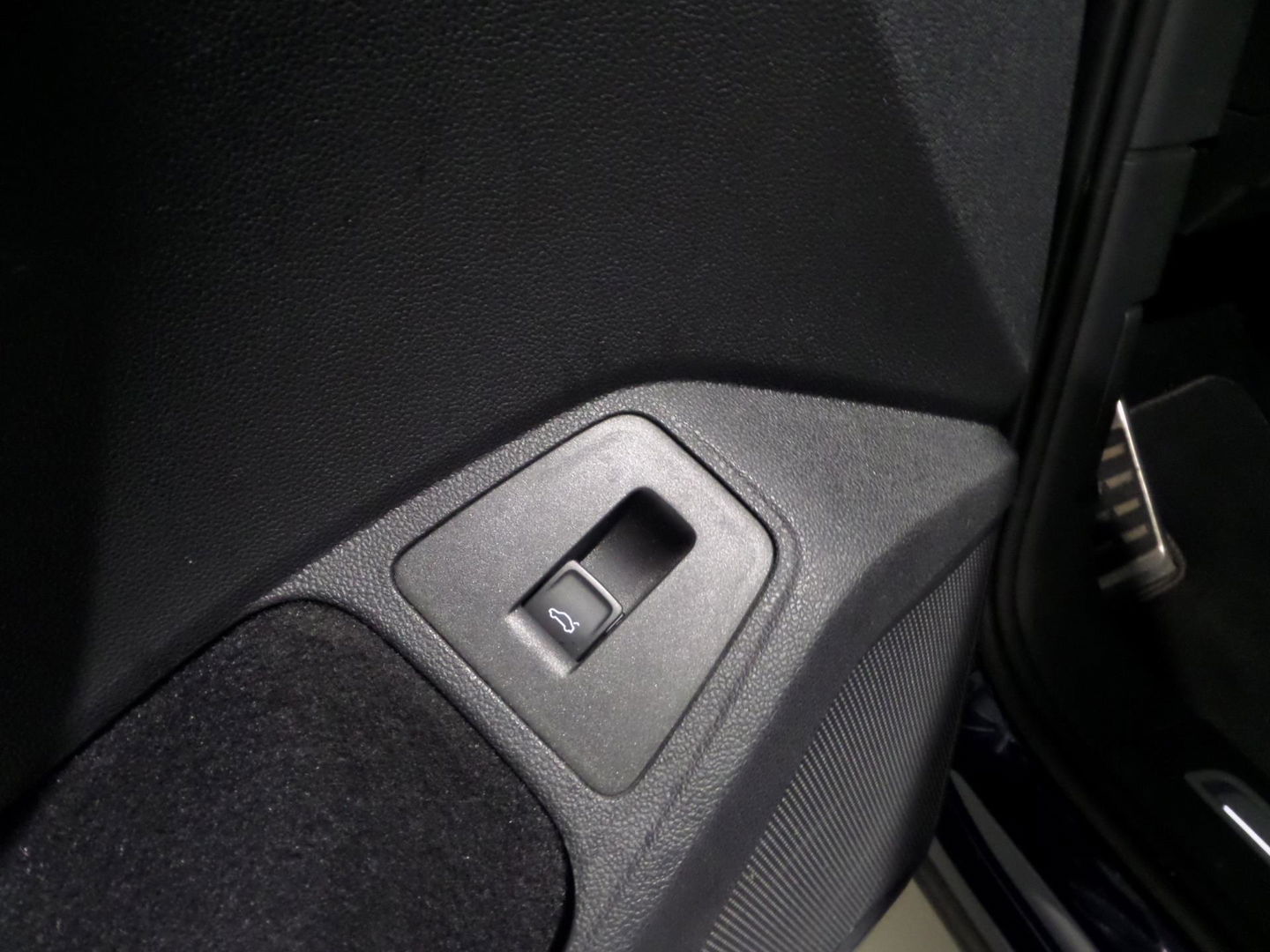 Volkswagen Tiguan 2.0 TSI DSG 4Motion Highline "2X R-Line" Pano Trekhaak Virtual Carplay 360Camera Leer Head-up Adaptive-cruise