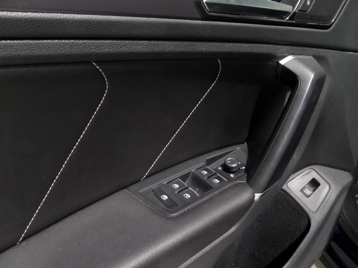 Volkswagen Tiguan 2.0 TSI DSG 4Motion Highline "2X R-Line" Pano Trekhaak Virtual Carplay 360Camera Leer Head-up Adaptive-cruise